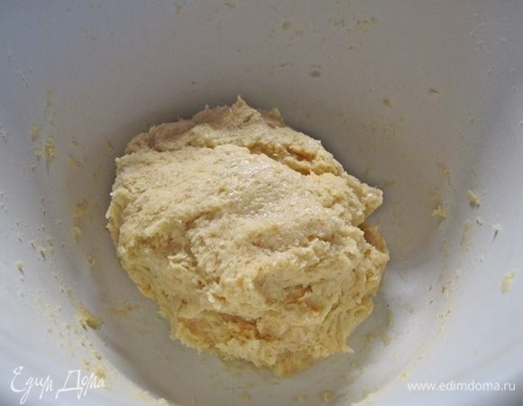 Тесто ненадолго убрать в холодильник.

