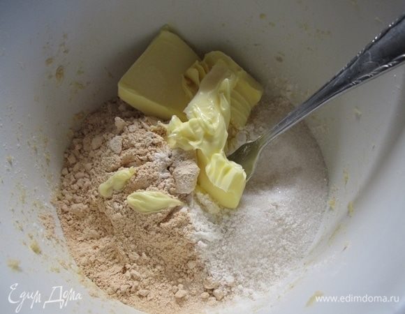 Орехи лучше брать миндальные или грецкие. Орехи измельчить. Если есть ореховая мука, лучше воспользоваться ею. Замесить второе тесто.