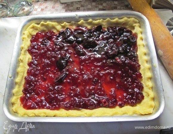 Сверху выложить джем. Подходит любой кисленький джем. Количество джема можете увеличить по своему вкусу.