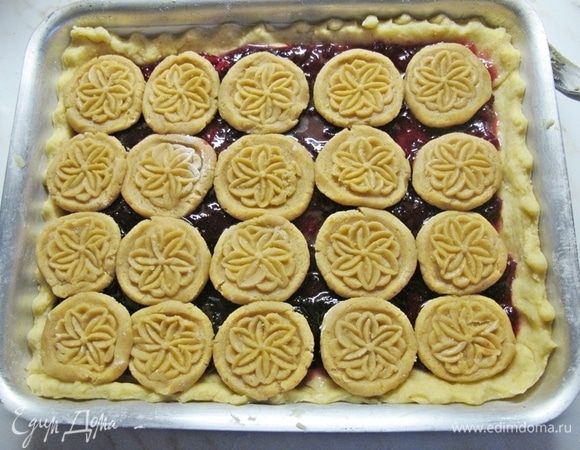 Второе тесто разделить на 20 частей, оформить в виде печенья и накрыть им всю поверхность.