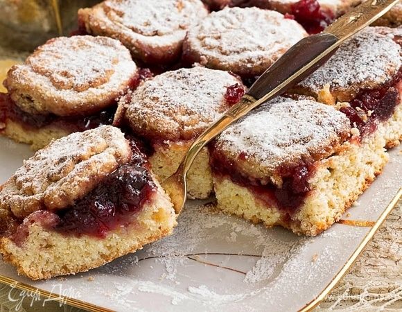 Выпекать 25-30 минут при 170°С. Нарезать на 20 кусочков, посыпать сахарной пудрой.