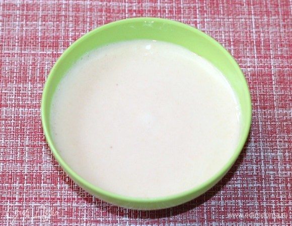 Приготовим опару. В теплое молоко добавить сахар, дрожжи и 1 ст. л. муки, перемешиваем венчиком. Ставим миску с опарой в теплое место до образования пенной шапочки, как на фото.
