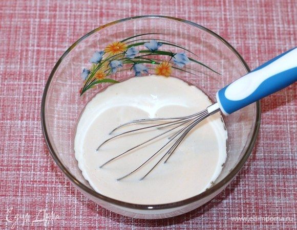 Приготовим тесто для пирога. Взбить 1 яйцо с добавляем кефира. Добавить опару, растительное масло (25 мл), ванилин и соль (1 ч. л. без/г).
