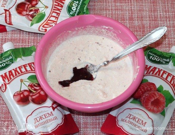 Приготовим творожно-фруктовую начинку. В протертый сухой творог добавляем 4-5 ст. л. джема ТМ «МахеевЪ» и 1 небольшой куриный белок, перемешиваем. Получается жидкая начинка. Крупные фрукты в джеме, желательно растереть через сито или съесть.