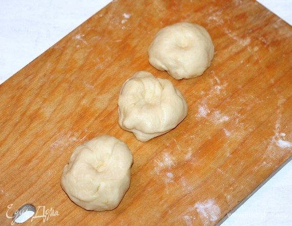 Подошедшее тесто обминаем и делим на 2 части. Одну часть теста, кладем в миску и накрываем полотенцем или пленкой. Вторую часть теста, делим на 3 части.