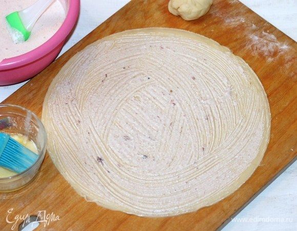 Раскатываем каждую часть теста и вырезаем круг (и) Ф=24 см. Два круга смазываем растопленным сливочным маслом и затем творожно-фруктовой смесью. Третий, верхний круг не смазываем. Укладываем круги стопкой. Остатки теста кладем в миску и закрываем полотенцем.