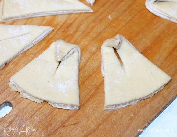 Формируем из лепестков булочки.
