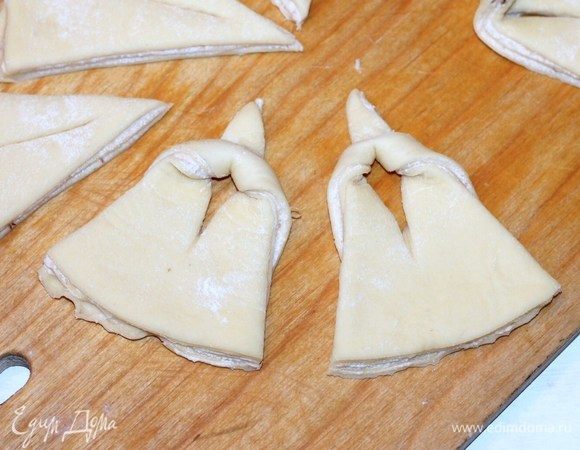 Два раза верхушку лепестка прокручиваем в разрез.
