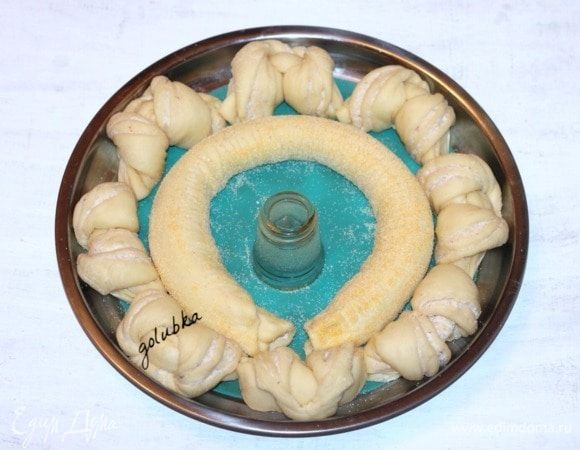 Укладываем рулет в формочку по кругу.
