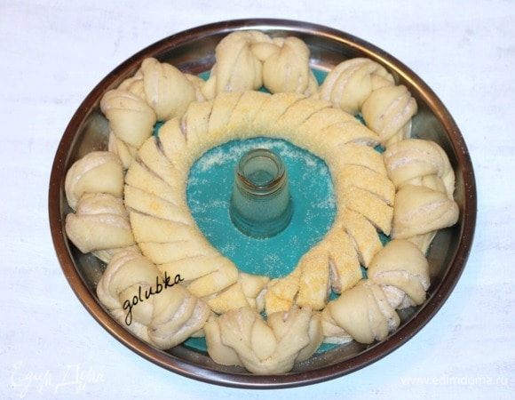 Надрезаем под углом лепестки, но не до конца. Расстояние между срезами ~2 см.
