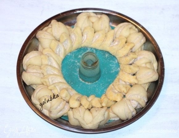 Лепестки слегка разворачиваем и немного прикрываем заготовки булочек.
