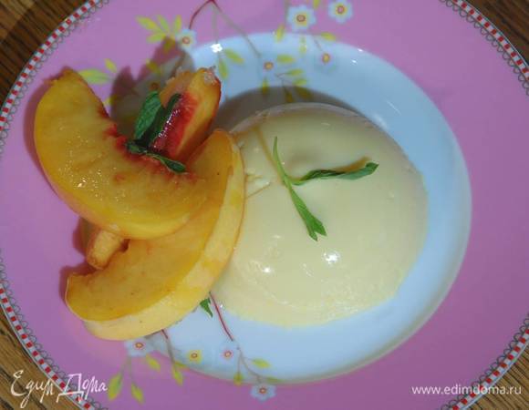 Охлажденную панна котту подавать с персиками.