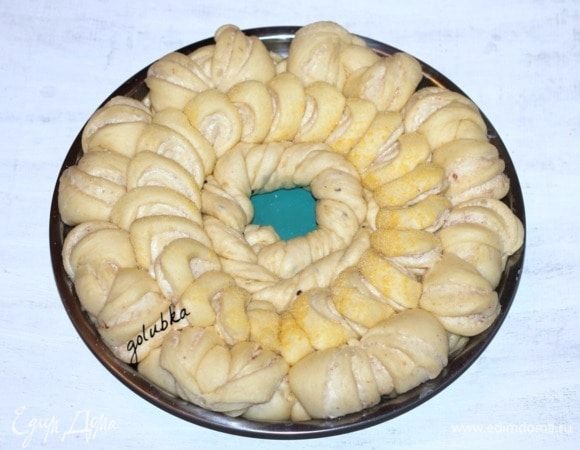 Накрываем тесто тонкой, сухой тканью и ставим формочку в духовку. Включаем минимальную t 40°С и оставляем пирог на 20 минут до увеличения в 2-2,5 раза, как на фото.
