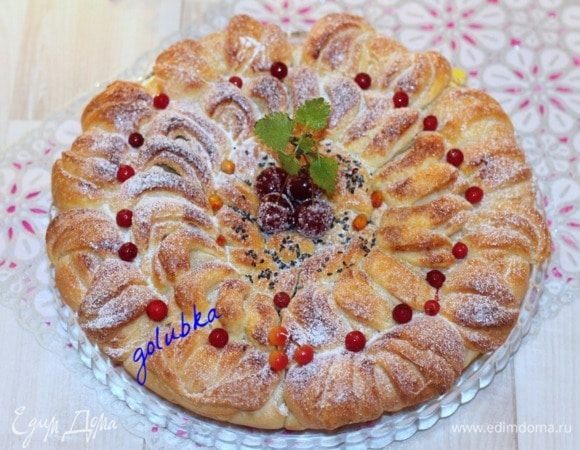 Затем снимаем полотенце, переводим t до 190°С и выпекаем пирог 20-25 минут. Проверяйте готовность пирога на «сухую спичку». Подрумянившийся пирог смазываем взбитым желтком. Серединку пирога посыпаем кунжутом и отправляем пирог на 2-3 минуты в духовку. 