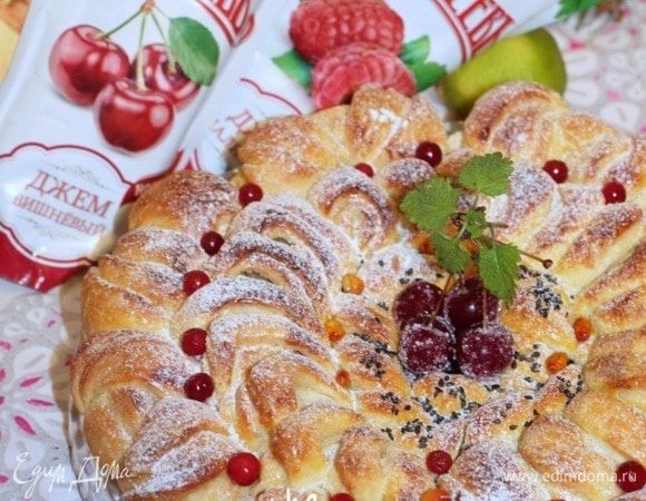 Испеченный пирог смазываем растопленным сливочным маслом, даем немного времени пропитаться и накрываем полотенцем.