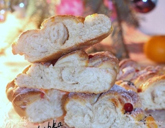 При подаче на стол, посыпать пирог сахарной пудрой.