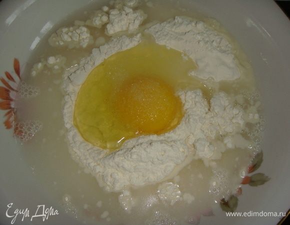 Муку просеять в чашку, добавить яйцо, соль и воду. Замесить тугое тесто. Накрыть тесто полотенцем и оставить на 15 минут.