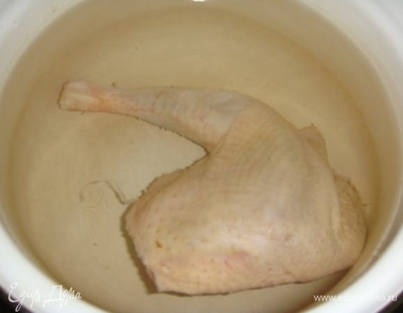 Четвертинку домашней курицы промыть, выложить в кастрюлю и залить фильтрованной водой. Варить на среднем огне 1 час, снимая образовывающуюся пенку. В конце варки добавить соль.