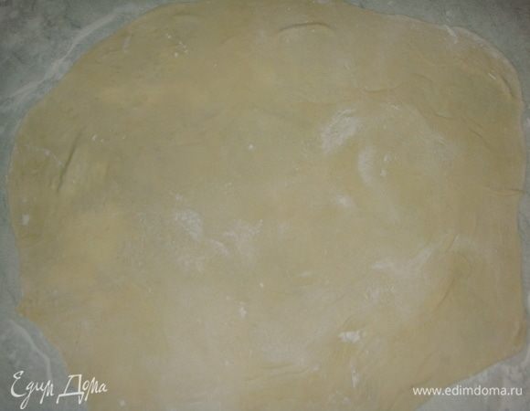 Тесто разделить на 3 части, раскатать в тонкий пласт.