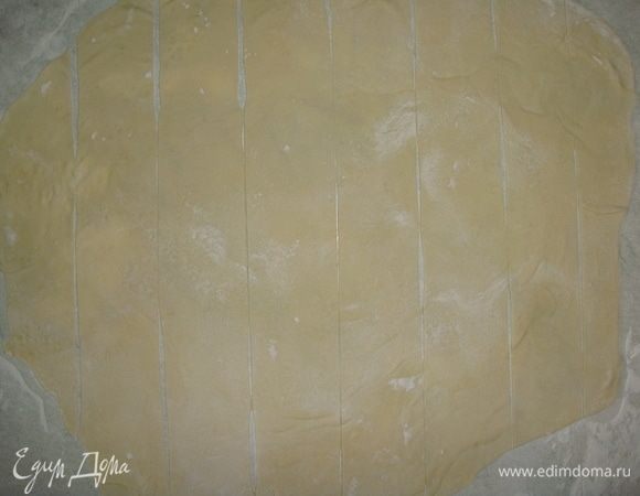 Нарезать полосками по 5 см, присыпать мукой.