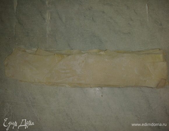 Сложить полоски одну на другую и тонко нашинковать.