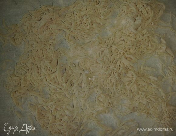 Пересыпать лапшу мукой и оставить подсыхать, пока варится бульон.