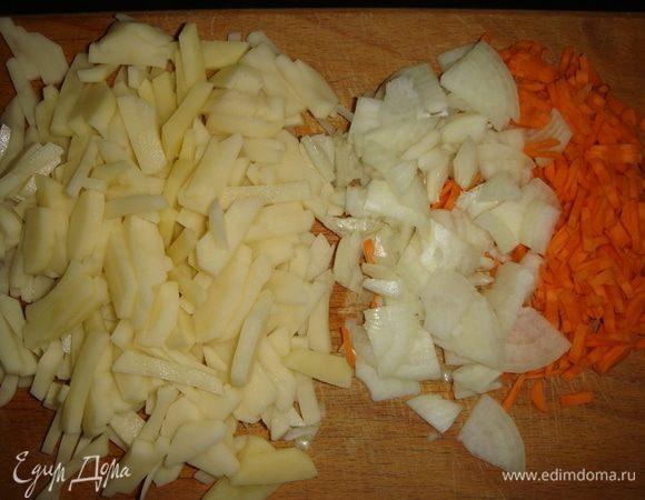 Картофель, лук, морковь почистить и нарезать соломкой.