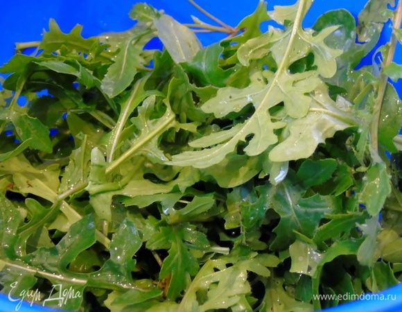 Руколу помойте и обсушите.