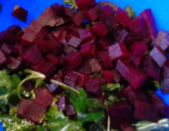 Свеклу нарежьте кубиками и добавьте к руколе.