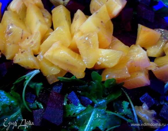 Туда же отправьте очищенную и  нарезанную хурму. Хурму берите твердых сортов, шарон.