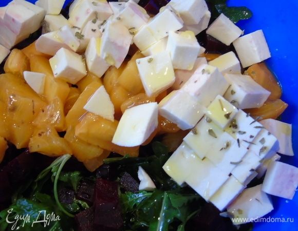 Сыр фету нарежьте и отправьте в салат.