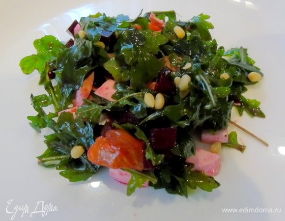 Заправьте оливковым маслом и бальзамиком, солью и перцем. Выкладывайте на тарелку и присыпьте кедровыми орешками.