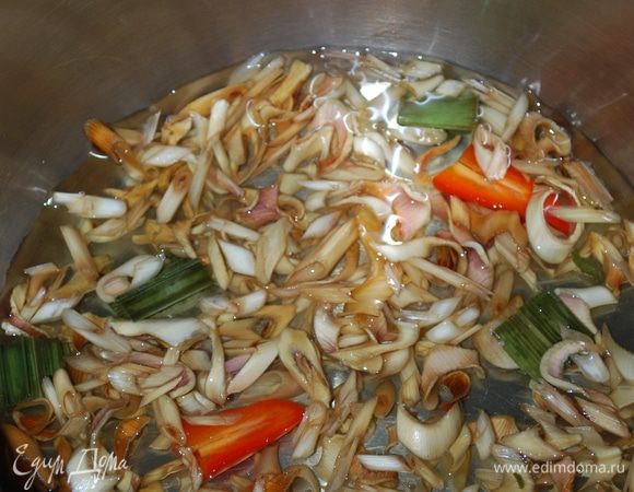 Траву лемонграсса и острый перец добавим в чистую фильтрованную воду и прокипятим в течении пяти минут. Закроем крышкой и дадим настояться в течении 15 минут.