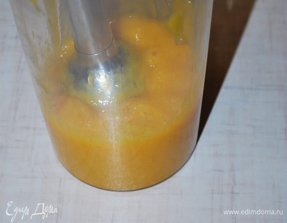 Почистим манго и пробьем его блендером.