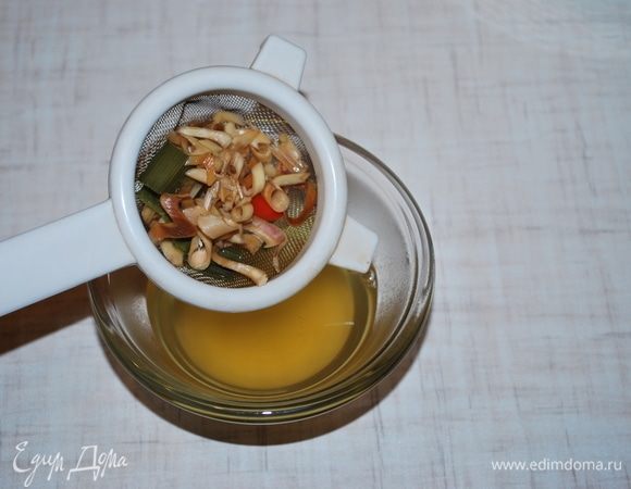 Лемонграсс настоялся, процедим его.