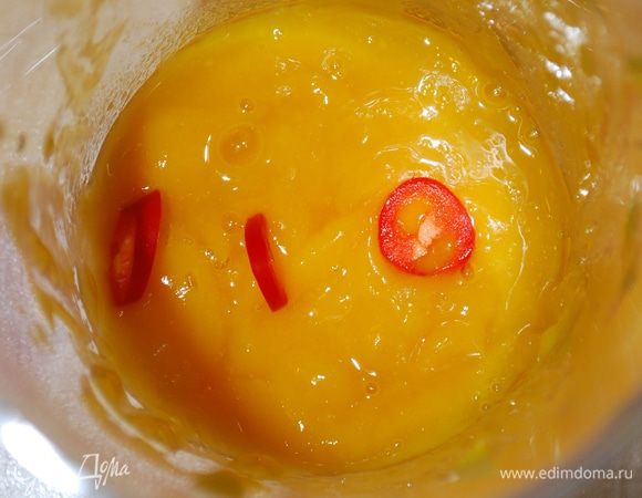 В пюре из манго добавим несколько колечек острого перца, две столовые ложки воды лемонграсса и две столовые ложки сока лимона, пробьем все  блендером.