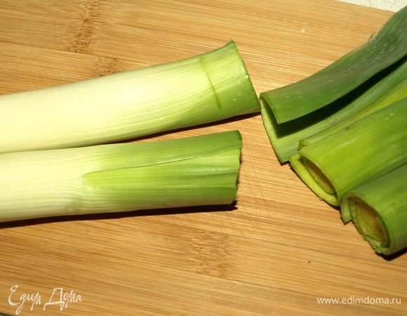 Тесто заранее разморозить. Духовку разогреть до 180°С. Отделить у лука-порея зеленую часть (выбрасывать не надо. Ее можно использовать для бульона). Если лук большой, то достаточно и одного. У меня два небольших лука с общим весом белой части 180 г. 
