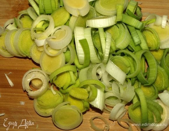  Белую часть хорошо промываем и режем кольцами.