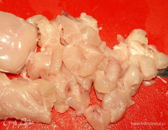 Куриное филе моем, обсушить и нарезать небольшими кусочками.
