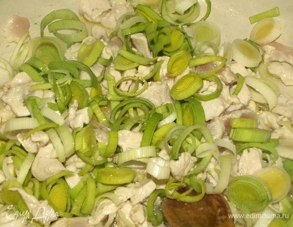 На сковороде разогреть оливковое масло. Добавить куриное филе и обжарить 3 минуты. Добавить лук-порей и томить 3 минуты.