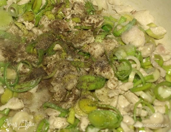 Добавить соль, перец. Перемешать.