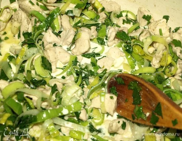 Добавить сливки (у меня 10%) и томить, пока не выпарится жидкость.