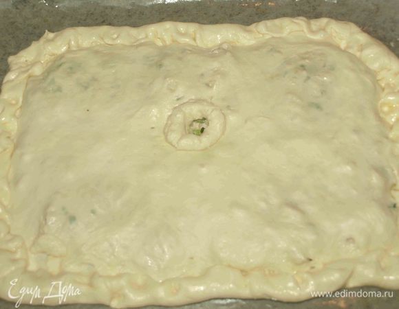 Закрываем второй частью теста. Соединяем края. Делаем небольшое отверстие в центре пирога. 