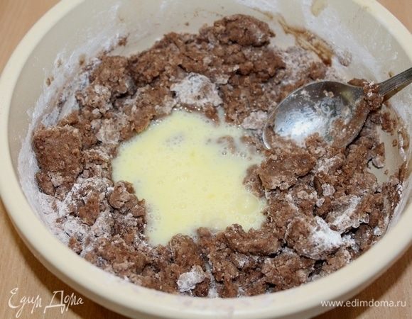 Яйца взбить вилочкой и добавить к мучной смеси.