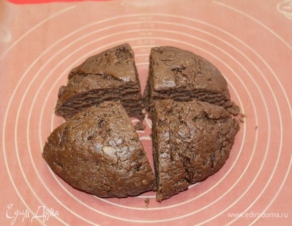 Разделить тесто на четыре части.