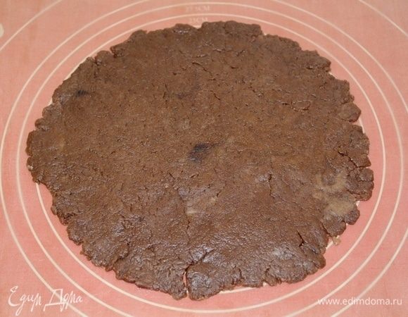 Раскатать каждый кусочек, диаметром 22-24 см.