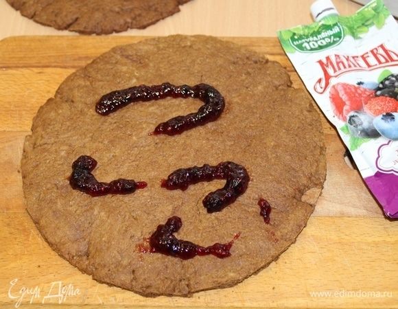 Края обрезать, подровнять края. На каждый корж нанести джем, распределить его по всей поверхности.