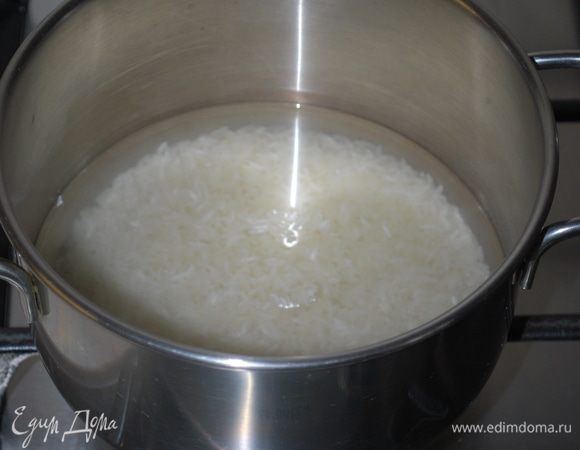 Рис прокипятила в течении 5-7 минут, посолила, накрыла полотенцем, чтобы он оставался в тепле и настоялся, пока делаю тесто и начинку.