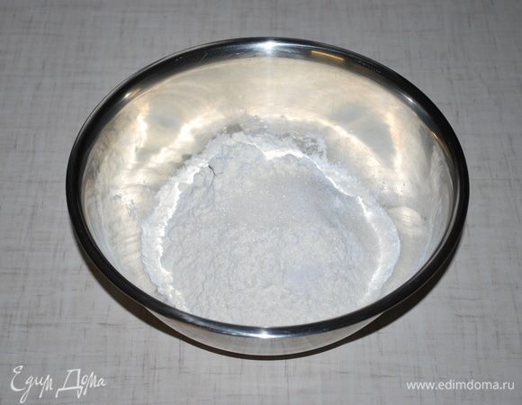 В муку добавила разрыхлитель, сахар и соль, все перемешала.
