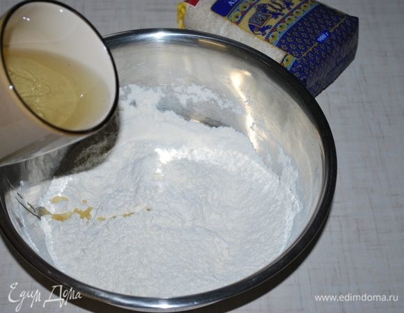 В стакан налила 110 грамм кипятка и 90 грамм растительного рафинированного масла, перемешала и все вылила в муку.